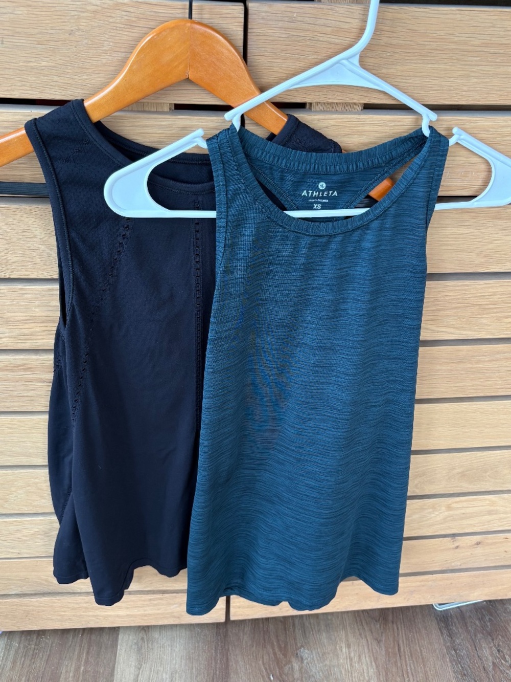ATHLETA Yoga Tops XS Flattering & Cool for Workouts